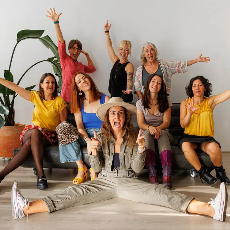 Imagen relacionada a grupo de mujeres posando para una fotografía