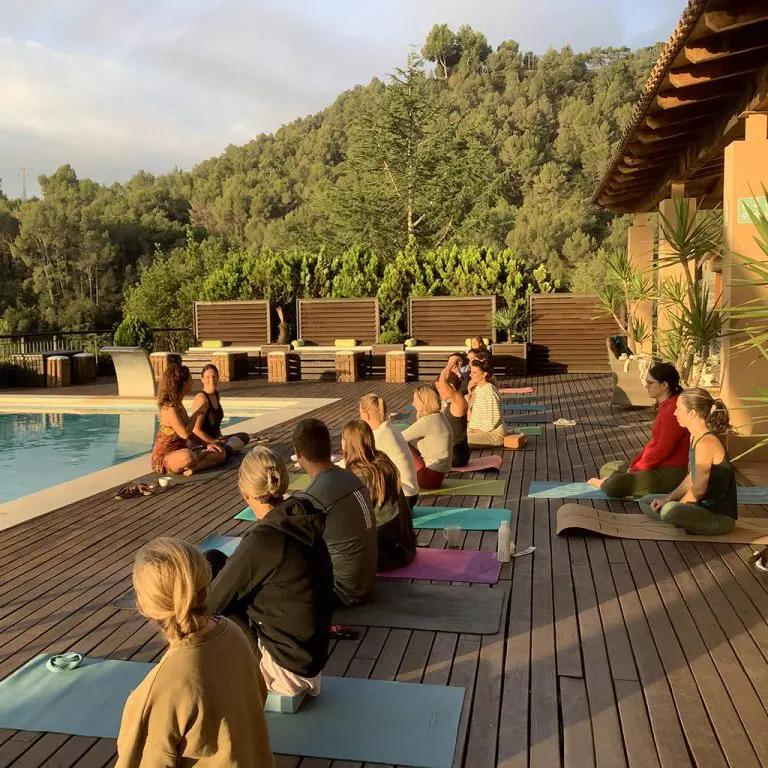 Imagen relacionada a personas haciendo yoga en el patio